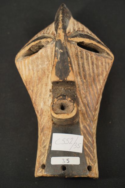 null Masque passeport Songye, RDC, bois sculpté.

Hauteur : 24 cm.