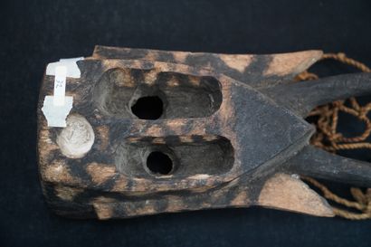 null Masque Dogon (Mali), cervidé, bois sculpté et polychromie.

Hauteur : 48 cm...