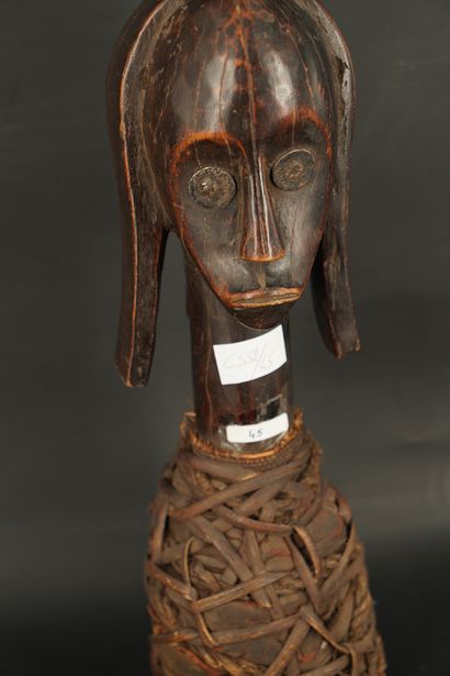 null Tête reliquaire Fang, Gabon. Bois sculpté et tissus. 

Hauteur : 42 cm