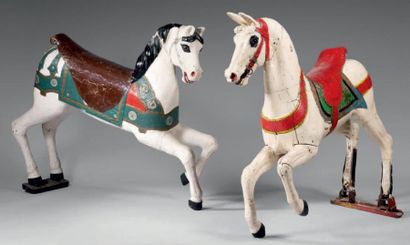 null Paire de chevaux de manège en bois sculpté repeint en polychromie, les yeux...