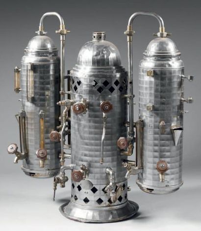 null Tireuse à bière de comptoir en métal, à trois bombonnes cylindriques. Vers 1900....
