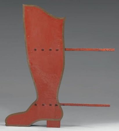 null Enseigne de bottier en fer peint en rouge, épousant la forme d'une botte, retenue...