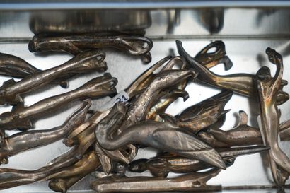 null Lot de dix-sept porte-couteaux en forme d'animaux en métal argenté. Style Art...