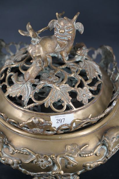 null ASIE XXe siècle, Brûle-parfum tripode sur son présentoir en bronze doré à décor...