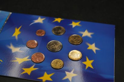 null 9 coffrets euros : Pologne 2003, Chypre Essai 2004, Grande Bretagne 2003, Laponie...
