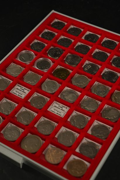 null Ensemble de 55 pièces comprenant : 21 pièces de 2 francs en nickel dont 16 type...
