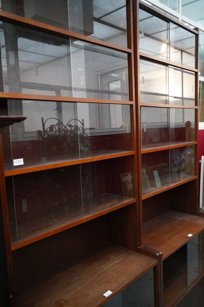 null Deux bibliothèques vitrées en bois vernis. En l'état.