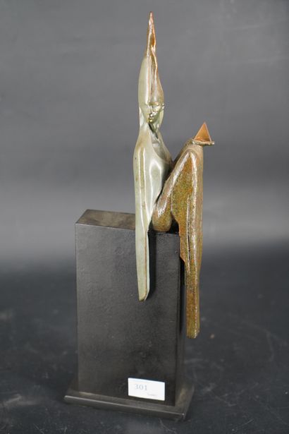null Josep BOFILL (né en 1942). Femme au triangle. Sculpture en bronze à patine brune,...