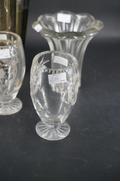 null Ensemble de vases en cristal : une paire ovoïde gravée de fleurs, un fumé à...