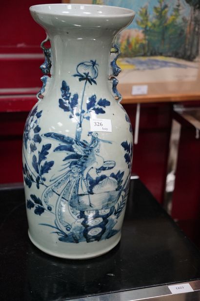 null Chine, XXe siècle. Vase en porcelaine de forme balustre, à décor en camaïeu...