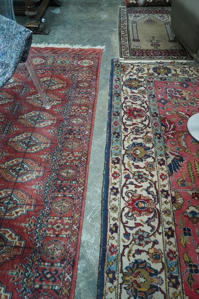 null Deux grands tapis rectangulaires en laine, l'un à décor stylisé floral sur fond...