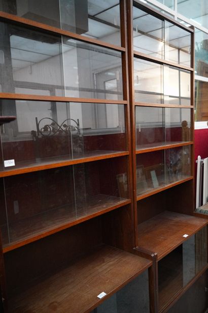 null Deux bibliothèques vitrées en bois vernis. En l'état.