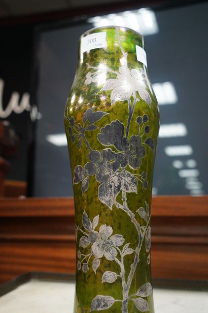 null Paire de vases à décor de branchages fleuris argenté sur fond vert irrisé. Dans...