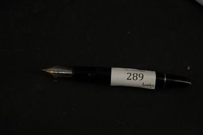 null MONTBLANC, stylo plume en Meisterstück en résine noire et métal doré. En l'...