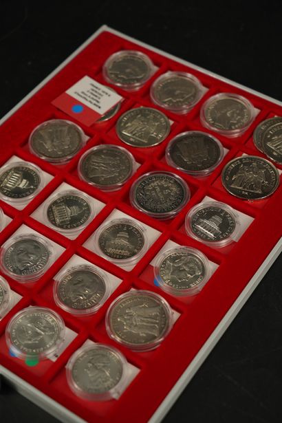 null Ensemble de 29 pièces en argent dont 5 pièces de 5 Francs modèle Hercule pesant...