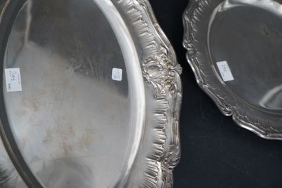 null Deux plats en métal argenté, l'un rond, l'autre ovale, la bordure à décor de...