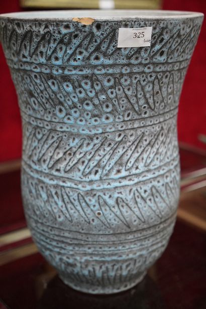 null AUSTRUY. Important vase balustre à col cornet, en céramique émaillée bleu et...
