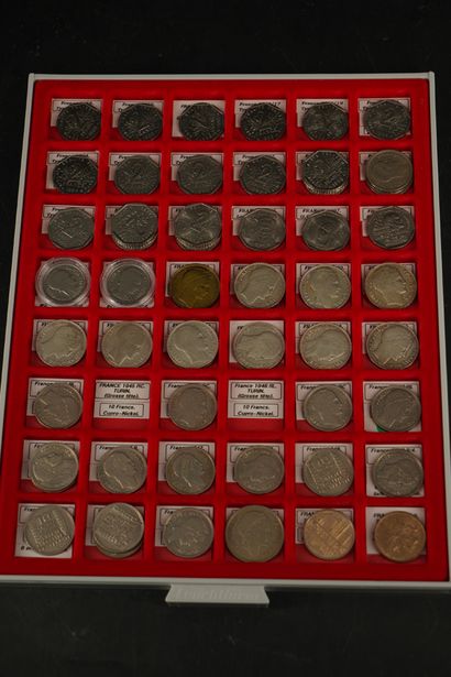 null Ensemble de 55 pièces comprenant : 21 pièces de 2 francs en nickel dont 16 type...
