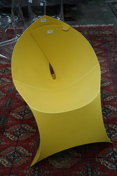 null FLUX, fauteuil en plastique jaune, en l'état.