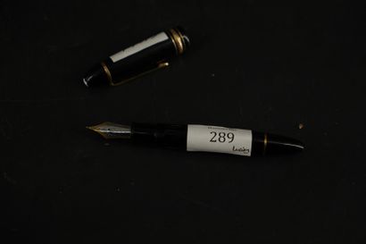 null MONTBLANC, stylo plume en Meisterstück en résine noire et métal doré. En l'...