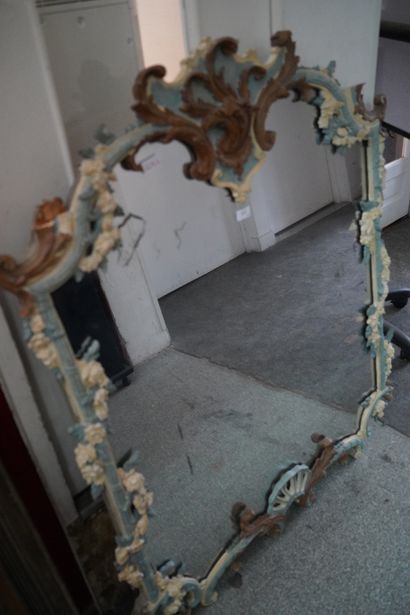 null Grand miroir en bois laqué à décor de rinceaux feuillagés, XXe siècle. Accidents...