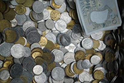 null Réunion de pèces de monnaie diverses, principalement des francs.
