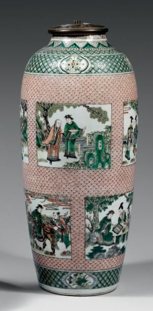 null Vase ovoïde en porcelaine à décor de personnages dans des réserves, sur fond...