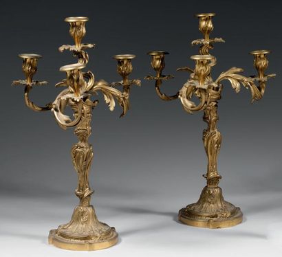null Paire de chandeliers de style louis XV en bronze doré à quatre bras de lumière...