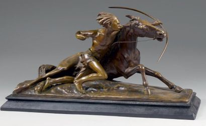 Edouard Drouot (1859-1945) Indien et son cheval Statuette en bronze à patine verte...