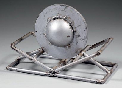 Claude Viseux (1927- 2008) sculpture en métal peint, présentant une sphère reposant...