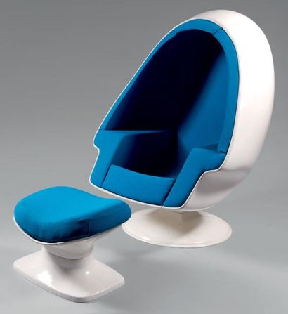 Dans le goût d'Eero AARINO Shell Egg Chair et son ottoman Coque en fibre de verre,...
