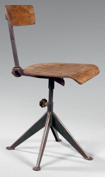 Jean PROUVE (1901- 1984) Chaise d'atelier, l'assise et le dossier en contreplaqué...