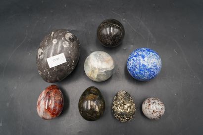 null NATURALIA Réunion de minéraux épousant la forme de sphère et d'œuf, dont d'hauyne,...