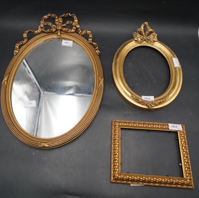 null Réunion de quatre miroirs en bois doré, dont deux ovales à décor nœuds de ruban....