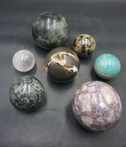 null NATURALIA. Réunion de sphères dont calcite, jaspe, mica lépidolite, septaria,...
