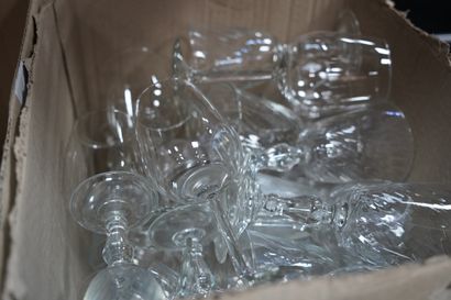 null Réunion de verrerie comprenant des verres à pied, des coupes à glace ; vases...
