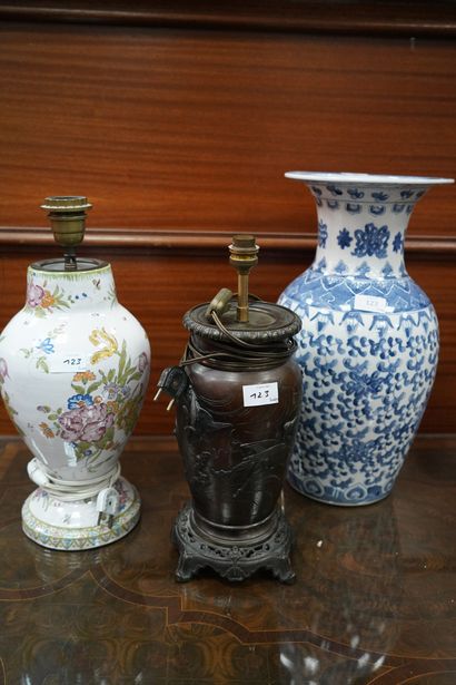 null Vase en céramique à décor en camaïeu bleu feuillagé; On joint un pied de lampe...