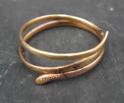 null Bracelet, or 9K (325), épousant la forme d'un serpent. En débris. Poids. 23,2...