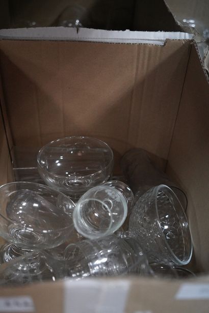 null Réunion de verrerie comprenant des verres à pied, des coupes à glace ; vases...