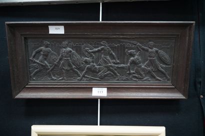 null Bas-relief en métal patiné à décor d'une frise de gladiateurs.