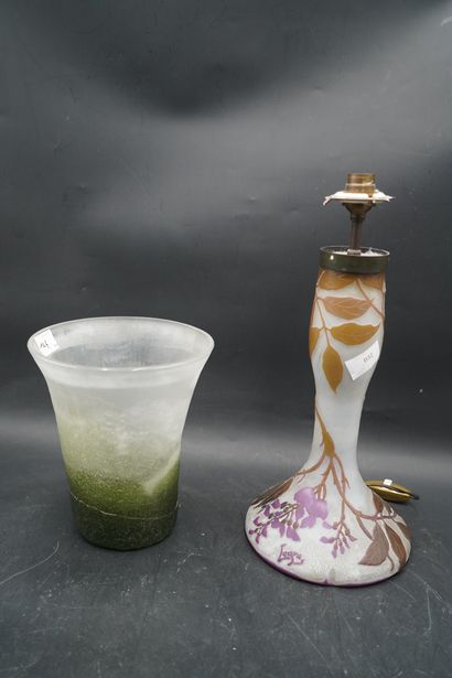 null LEGRAS. Vase monté en lampe en verre à décor floral dégagé à l'acide, signé....
