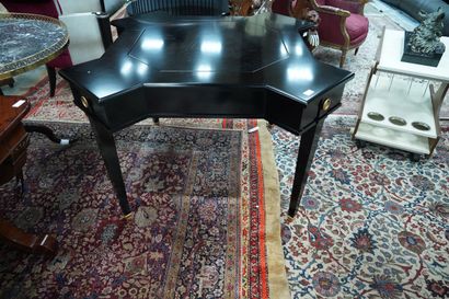 null *Table à jeu en bois peint noir à quatre décrochements ouvrant chacun à un tiroir,...