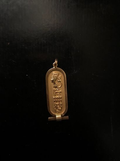 null Pendentif, or jaune 18K (750) à inscriptions égyptiennes. Poids. 5,2 gramme...