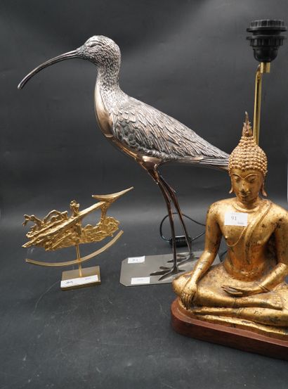 null Statuette de Bouddha doré monté en lampe. On joint une sculpture d'échassie...
