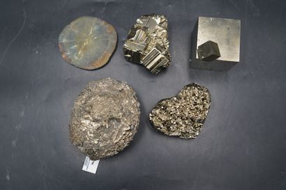 null NATURALIA. Réunion de minéraux dont pyrite, nodule de pyrite.