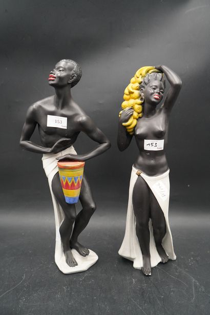 null Paire de statuettes représenatnt un couple de danseurs africains, en plâtre...