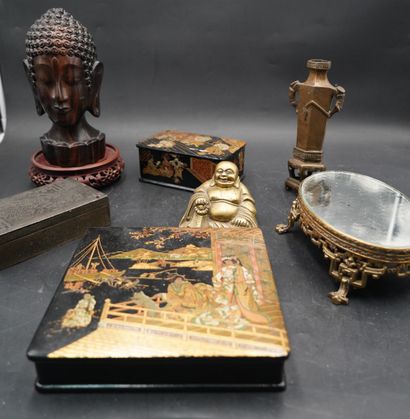 null Réunion d'objets dans le goût asiatique, en bois et bronze : coffrets, socle,...