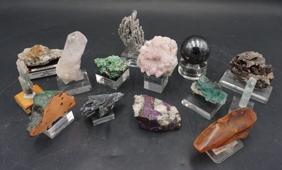 null NATURALIA. Réunion de minéraux dont sphère d'hématite, axinite, magnésium cristallisé,...