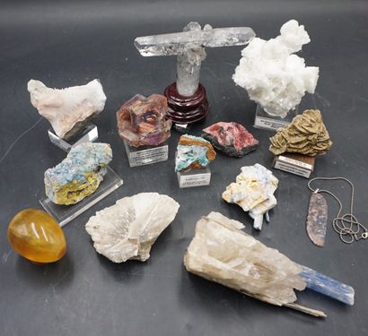 null NATURALIA. Réunion de minéraux dont améthyste quartz, Quartz, Chalcopyrite,...
