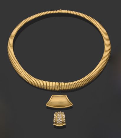 null TUBOGAZ NECKLACE.
Falling 750-millimeter yellow gold, with two removable motifs,...